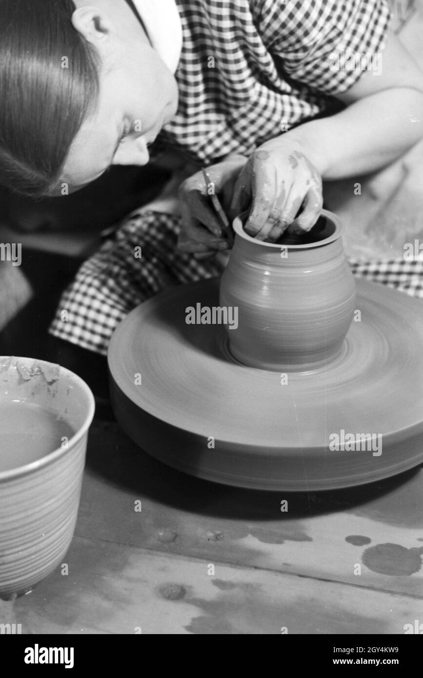 Eine Töpferin bei der Arbeit, Deutsches Reich 1930er Jahre. A potter at work, Germany 1930s. Stock Photo