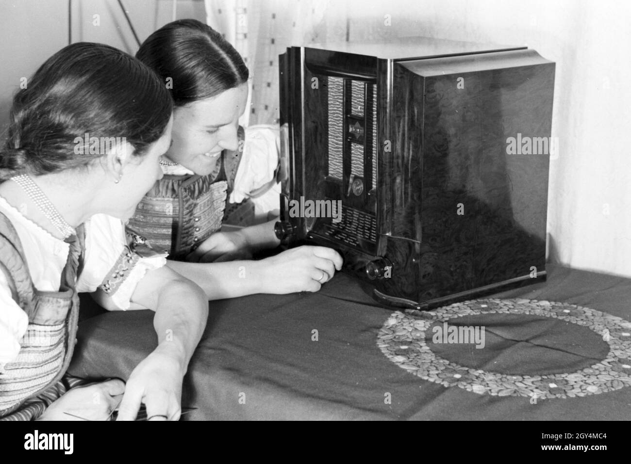 Schlesische Stickerinnen Bei Der Arbeit, Schönwald In Oberschlesien,  Deutsches Reich 1930Er Jahre. Silesian Embroiderers Working, Schönwald In  Upper Silesia, Germany 1930S Stock Photo - Alamy