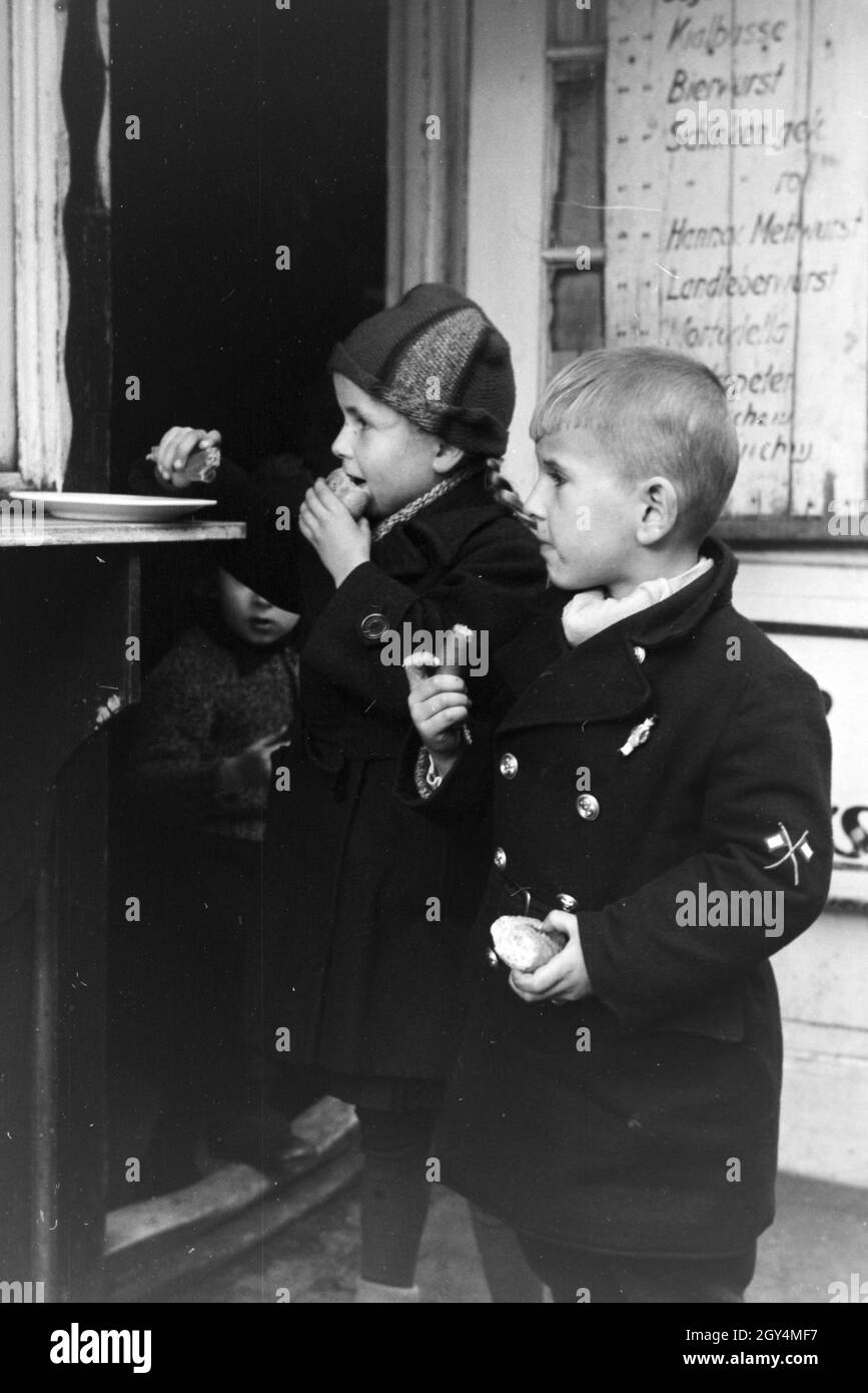 Kinder an einer Wurstbude in Breslau, Niederschlesien; Deutsches Reich 1930er Jahre. Children at a snack bar in Breslau, Lower Silesia, Germany 1930s. Stock Photo