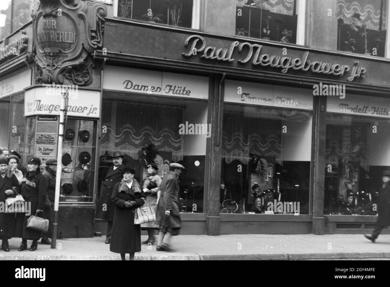 Außenansicht auf den Hutladen Paul Neugebauer jr. in Breslau, Niederschlesien; Deutsches Reich 1930er Jahre. Exterior view of the millinery Paul Neugebauer jr. in Breslau, Lower Silesia, Germany 1930s. Stock Photo