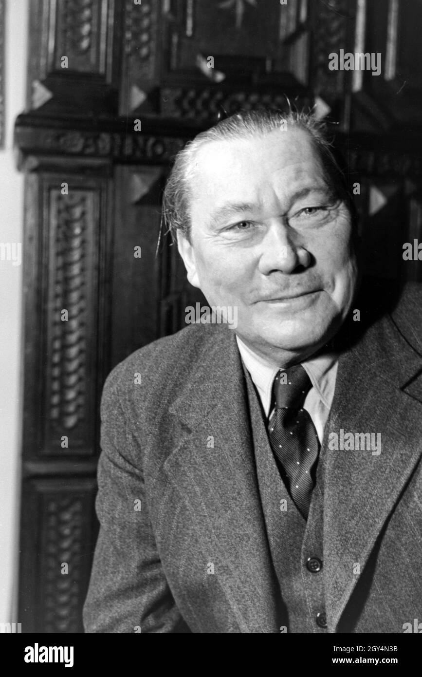 Der deutsche Schauspieler Paul Wegener in seinem Haus in Berlin