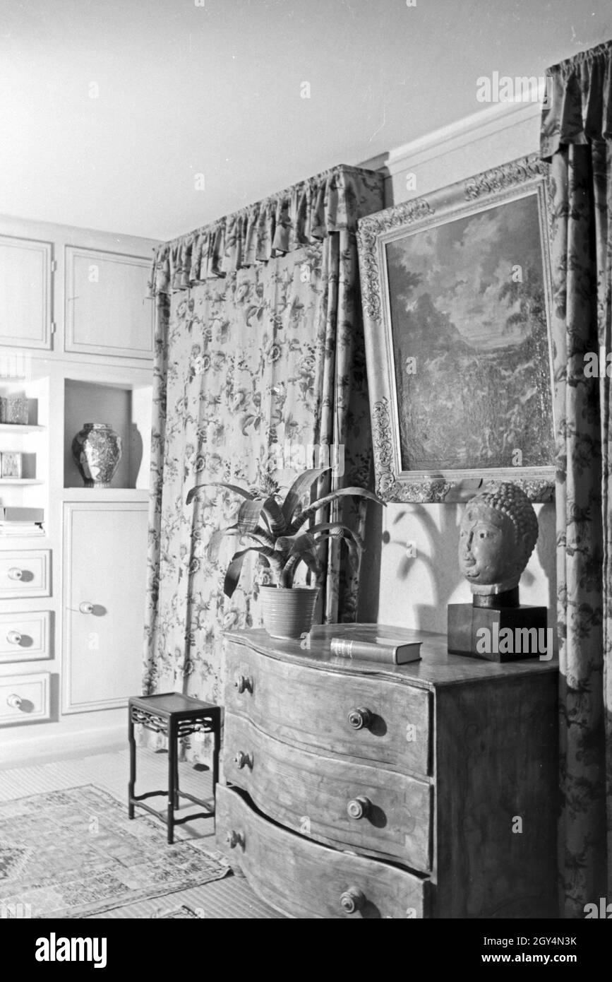 Ein Raum in Haus des deutschen Schauspielers Paul Wegener in Berlin, Deutschland 1930er Jahre. A room at the house of German actor Paul Wegener at Berlin, Germany 1930s. Stock Photo