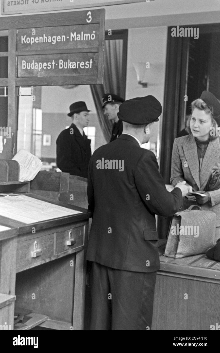 Eine Passagierin mit einem Zollbeamten auf dem Flugplatz Tempelhof in Berlin, Deutschland 1930er Jahre. A female passenger with a customs officer at Berlin Tempelhof airport, Germany 1930s. Stock Photo