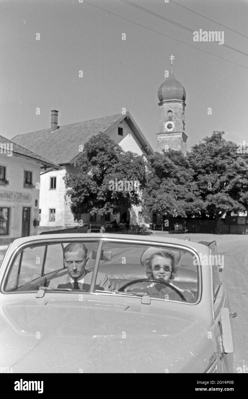 Die österreichische Schauspielerin Gusti Wolf macht Ferien auf dem Lande, Deutschland 1930er Jahre. Austrian actress Gusti Wolf on holiday at the countryside, Germany 1930s. Stock Photo