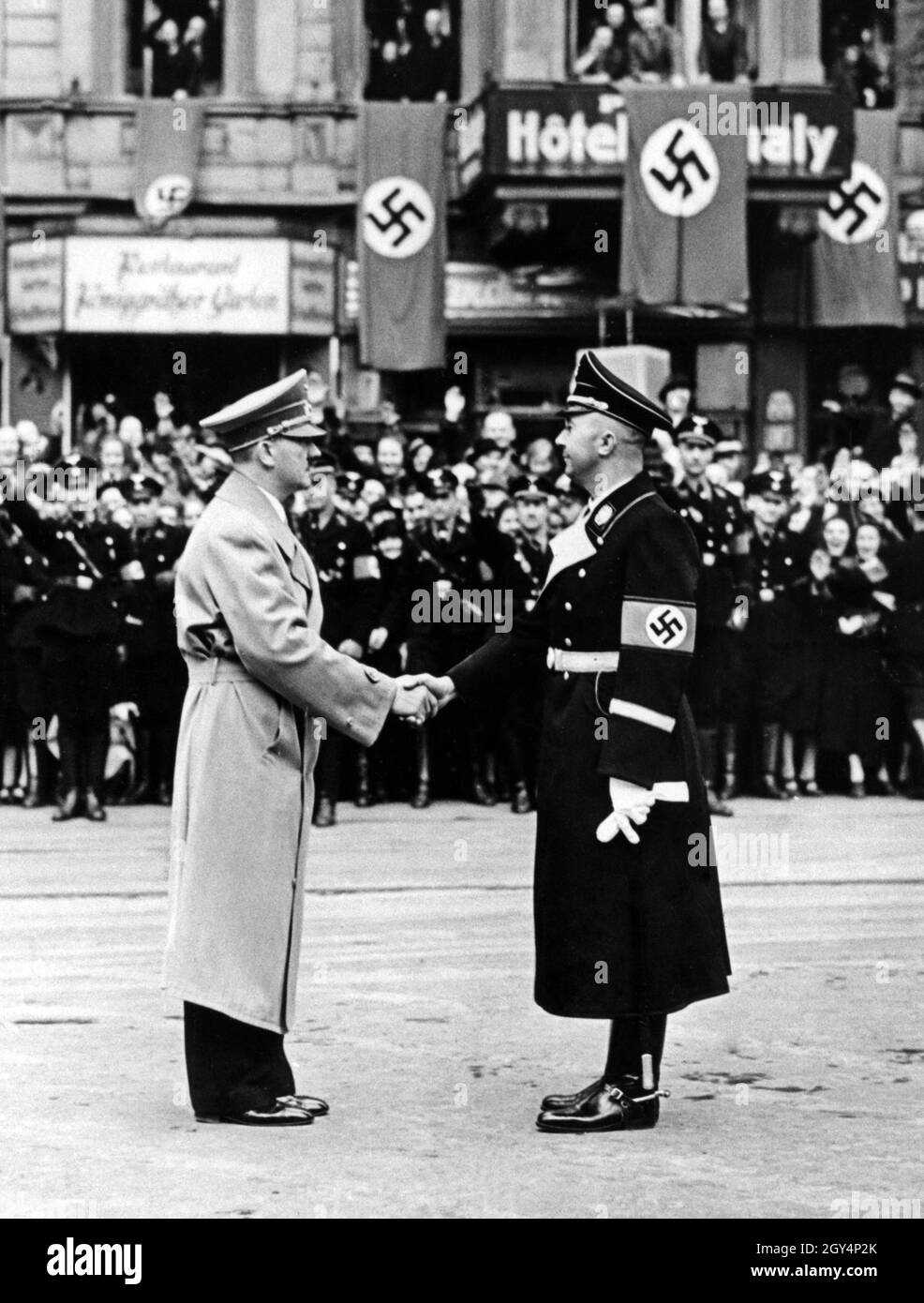 Before his departure for Italy, Reichsführer SS Heinrich Himmler shakes his hand in farewell. [automated translation] Stock Photo