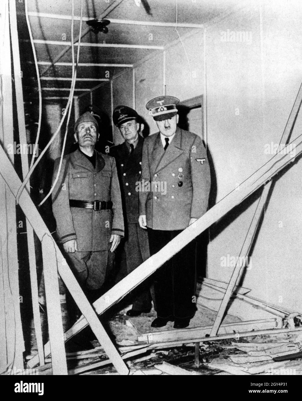 Mussolini had arrived at the Führer's headquarters on 20 April and arrived at the Wolf's Lair a few hours after the attack by the military resistance around Claus Graf Schenk von Stauffenberg. The visibly excited Hitler then showed the Duce the damage caused by the detonation of the bomb. [automated translation] Stock Photo