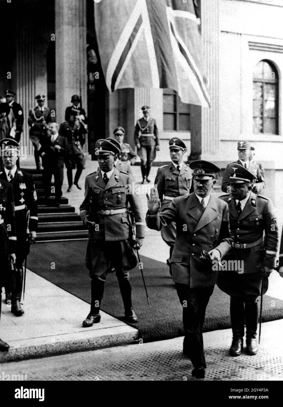 The ear of the Nazi leader, especially in the last years, was held by Martin Bormann, who became one of the most influential Nazi functionaries, here at the Munich Conference in front of the Führerbau (Königsplatz) in September 1938. Bormann gradually ousted competitors such as Wilhelm Brückner and from 1941 saw himself in one of the most influential positions in the NS. Adjudant Julius Schaub on the left, Karl Wolff on the far left. [automated translation] Stock Photo