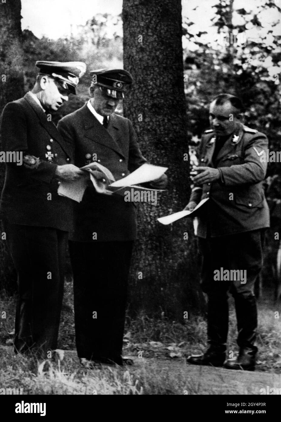 The Führer, the Reichsleiter and the Foreign Minister in conversation at Hitler's headquarters at Wolfsschanze in East Prussia, near present-day Ketrzyn. [automated translation] Stock Photo