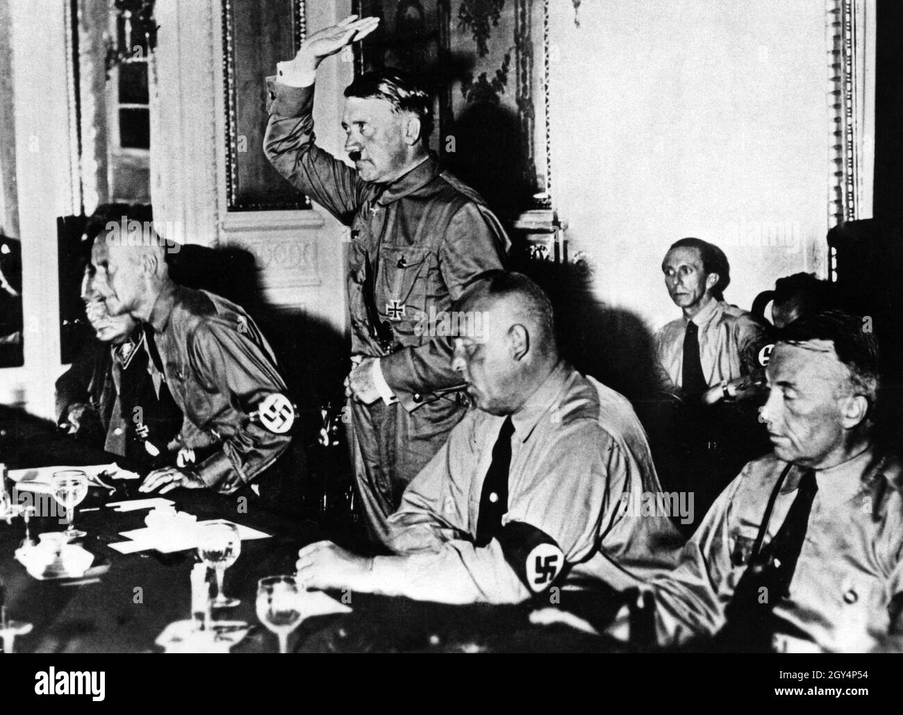 At a meeting of the NSDAP after it had entered the Reichstag for the first time in the previous elections, in the presence of (from left) Hermann Göring, Wilhelm Frick, Adolf Hitler, Georg Strasser, Joseph Goebbels and Franz Stoehr. [automated translation] Stock Photo