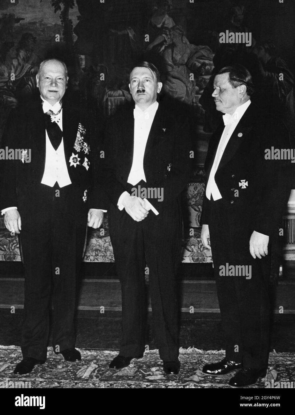 Adolf Hitler together with his cabinet members Dorpmüller (Reichsbahn) and Ohnesorge (Reichspost). Both were entrusted with the Gleichschaltung of their areas of responsibility. [automated translation] Stock Photo