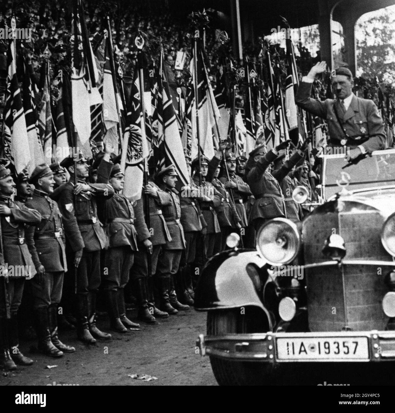 At the Stahlhelm Reichsführer conference, Hitler drives off a front of Stahlhelm members in a Mercedes 770. [automated translation] Stock Photo