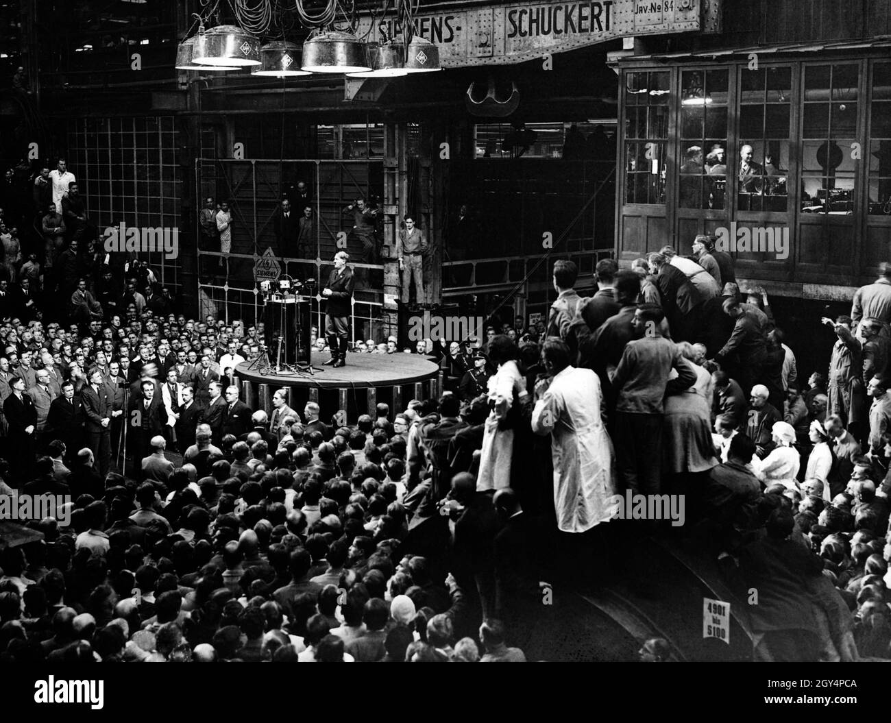 View into the assembly hall of the dynamo plant of the Siemens Works during Adolf Hitler's speech in jacket and leather stiffeners in the course of the election campaign for the Reichstag elections of 12.12.1933 and the vote to leave the League of Nations. Siemens dynamo plant in Nonnenallee. [automated translation] Stock Photo