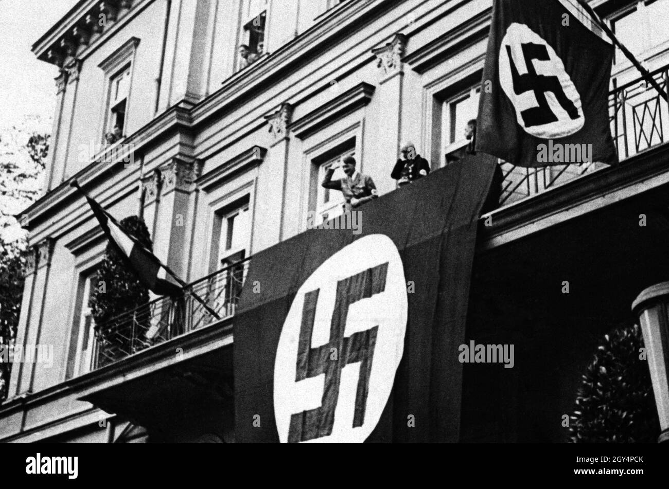 Hitler with Schwarz on the balcony of the brown house on Munich's Königsplatz, Brienner Straße 34, the party headquarters of the NSDAP. Previously, a flag handover had taken place on Königsplatz. [automated translation] Stock Photo