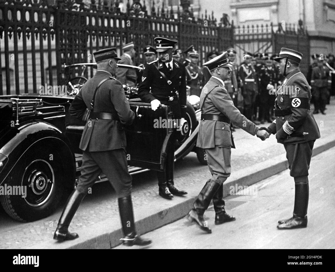 'Adolf Hitler shakes hands with the commander of the SA Wachstandarte ''Feldherrnhalle'' Gruppenführer Reimann. Next to them the SA Chief of Staff Viktor Lutze. [automated translation]' Stock Photo