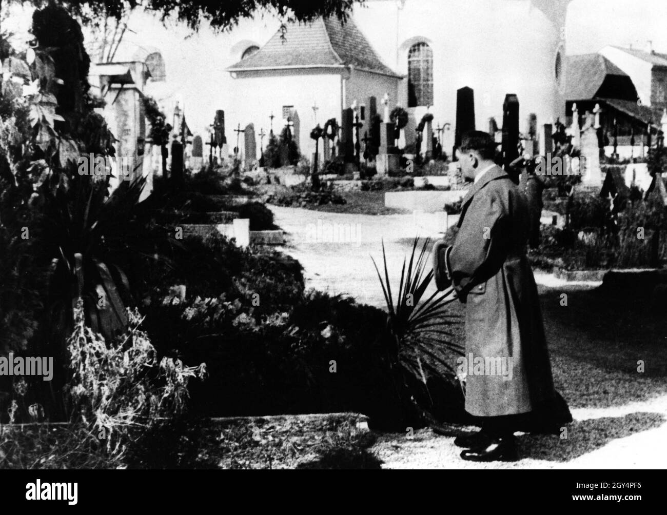 After the Austrian Anschluss in 1938, Adolf Hitler undertook a journey through the country in which he grew up, also to visit the grave of his parents Klara and Alois in Leonding near Linz. [automated translation] Stock Photo