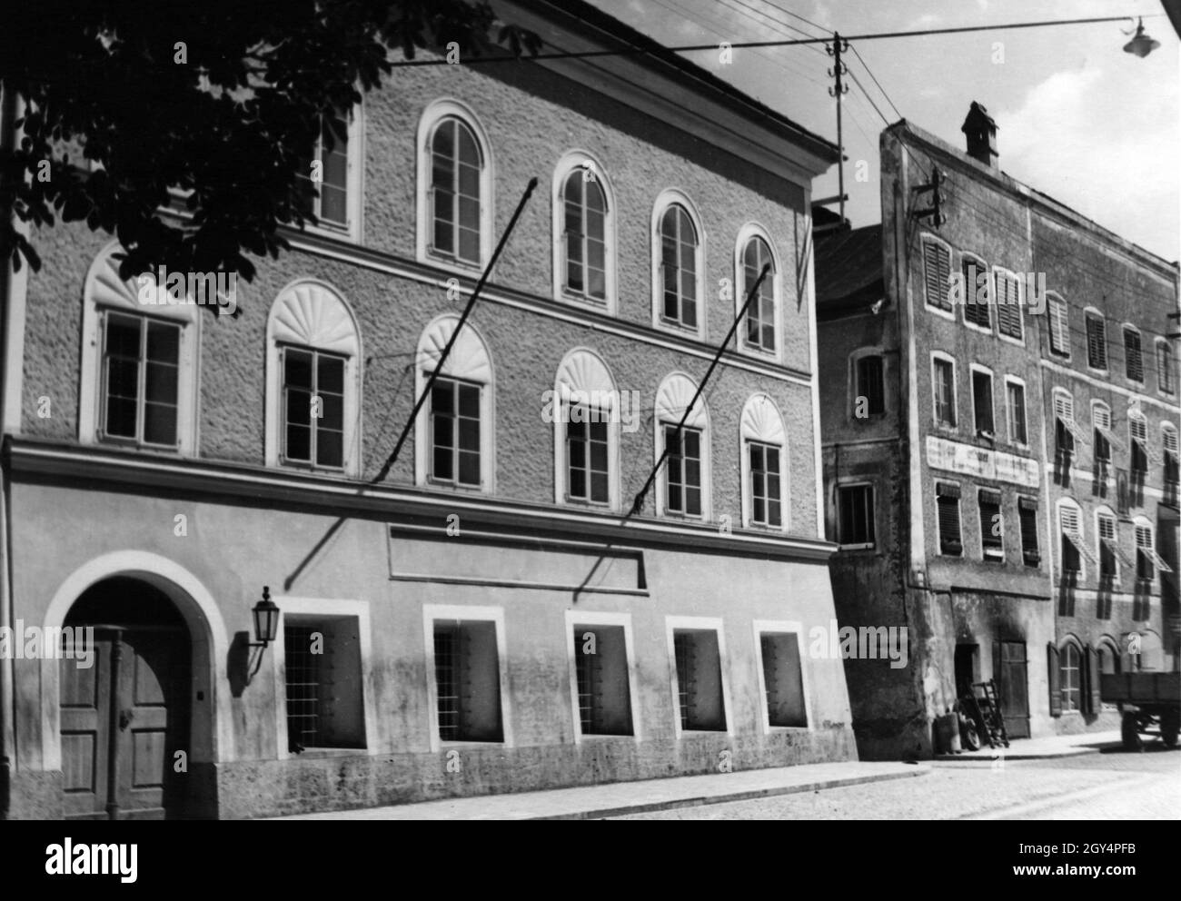 The house where Adolf Hitler was born in Braunau am Inn on the former Salzburger Vorstadt-Straße, now called Adolf Hitler-Straße. [automated translation] Stock Photo