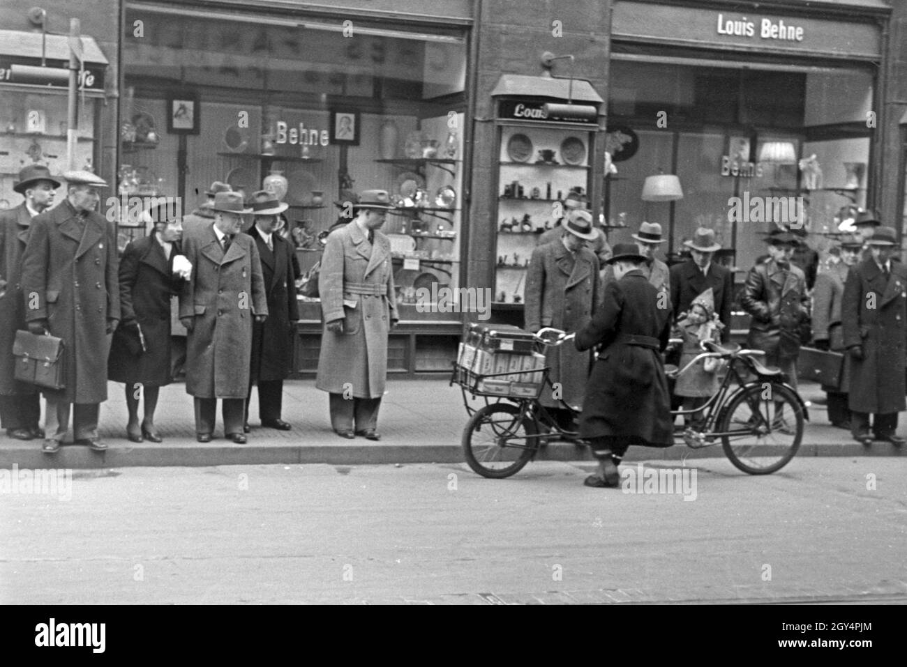 Menschen vor dem Geschäft von Louis Behne in Lepzig zur Zeit der Messe,  Deutschland 1940er Jahre. People in front of Louis Behne's outlet at  Leipzig while the trade show, Germany 1940s Stock