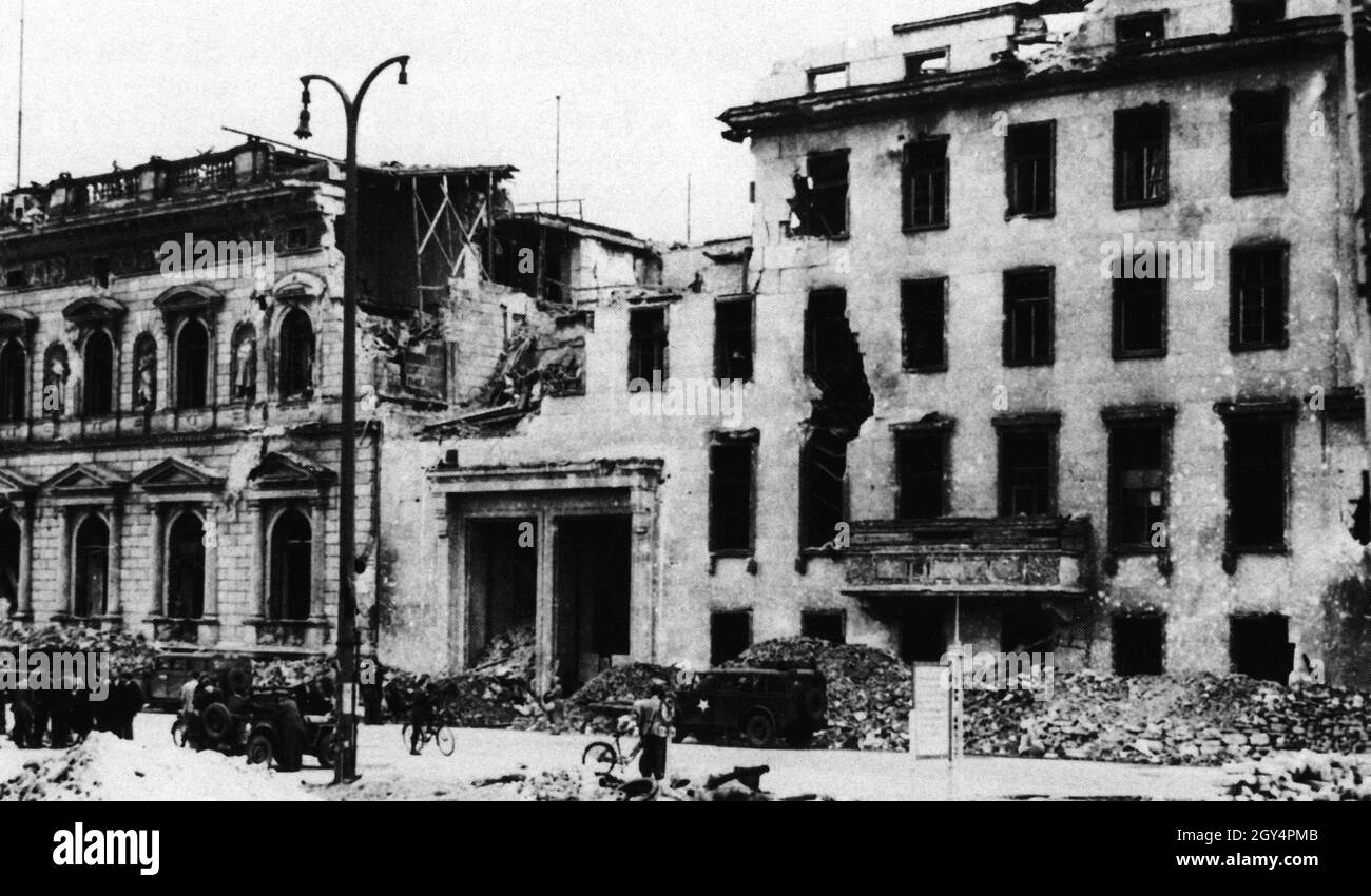 View from the Propaganda Ministry of Joseph Goebbels shortly after the end of the fighting for Berlin to the old Reich Chancellery or Radziwill Palace. In front of the ruins, vehicles of the US and Soviet occupation forces can already be seen. Through the two large gates one reached the courtyard of honor of the chancellery. [automated translation] Stock Photo