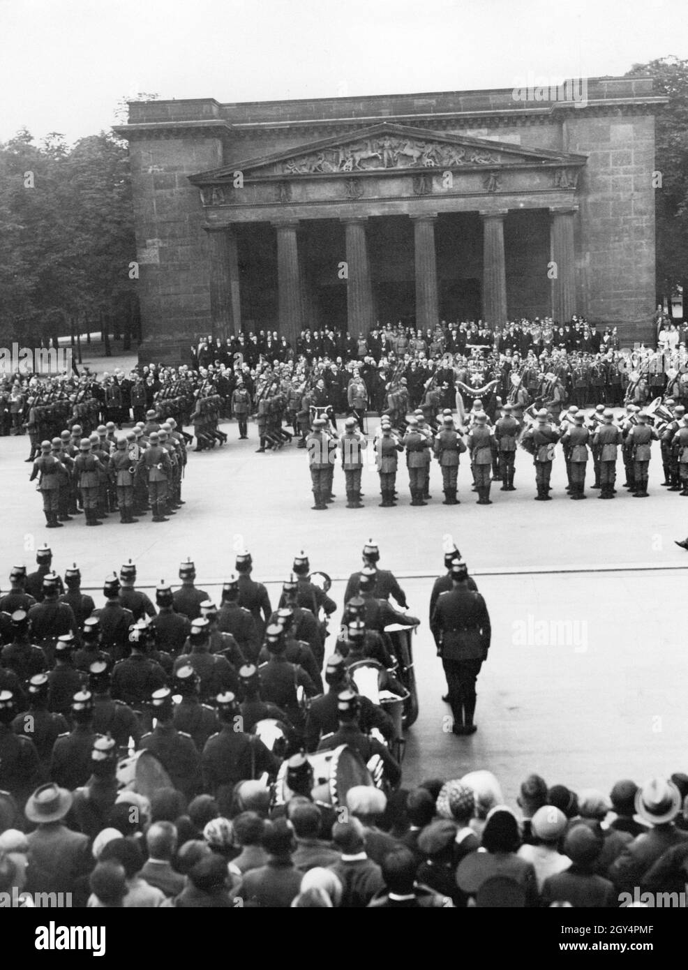 A military parade marches down the street Unter den Linden and past the Neue Wache in Berlin-Mitte in 1931. Military and police bands play to the assembled spectators. [automated translation] Stock Photo