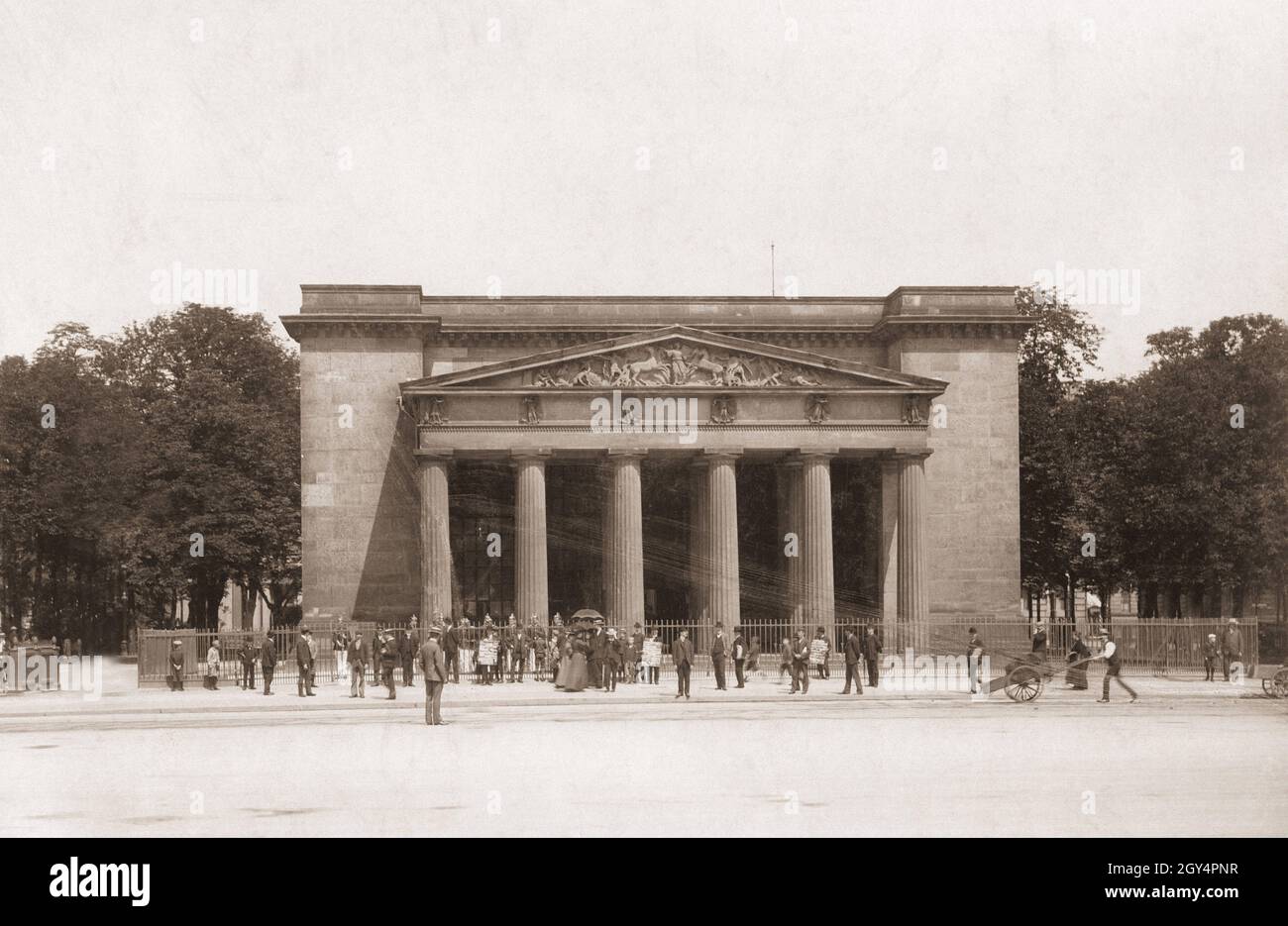 Some passers-by have gathered in front of the Neue Wache in Berlin-Mitte in 1901. Behind the fence stands the guard on duty. [automated translation] Stock Photo