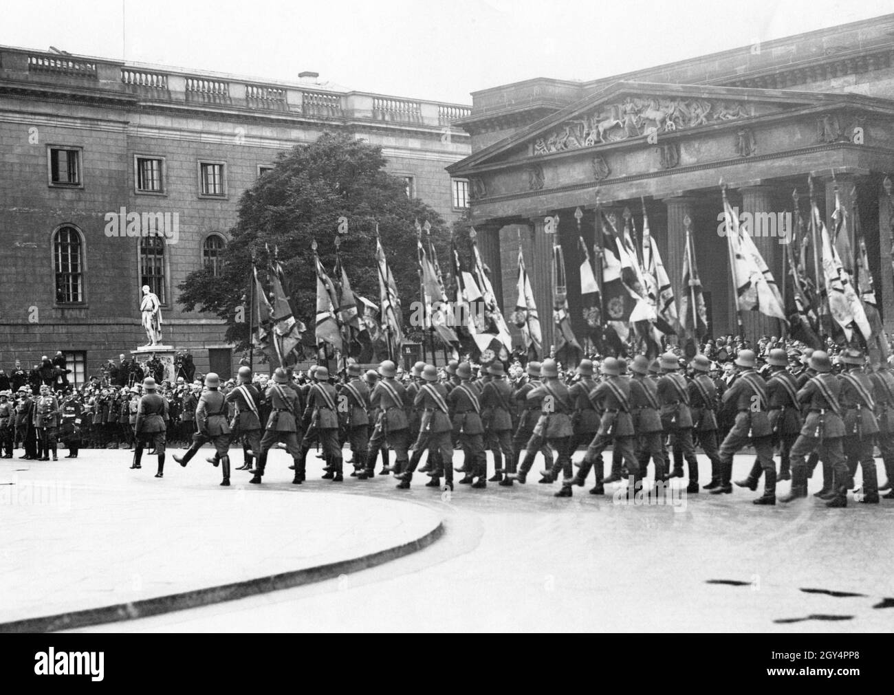 The Neue Wache Unter den Linden in Berlin, converted into a memorial for the fallen, was ceremoniously opened on June 2, 1931: the flag company of the Reichswehr marches past the guard and the guests of honor, including Reich President Paul von Hindenburg (on the left in the picture), the Reich government and Prussian state government, the heads of the branches of the armed forces, representatives of the diplomatic corps, the universities, the city of Berlin and officers of the Old Army. Next to Paul von Hindenburg the navy chief Erich Raeder and on the left presumably Major General Werner Stock Photo