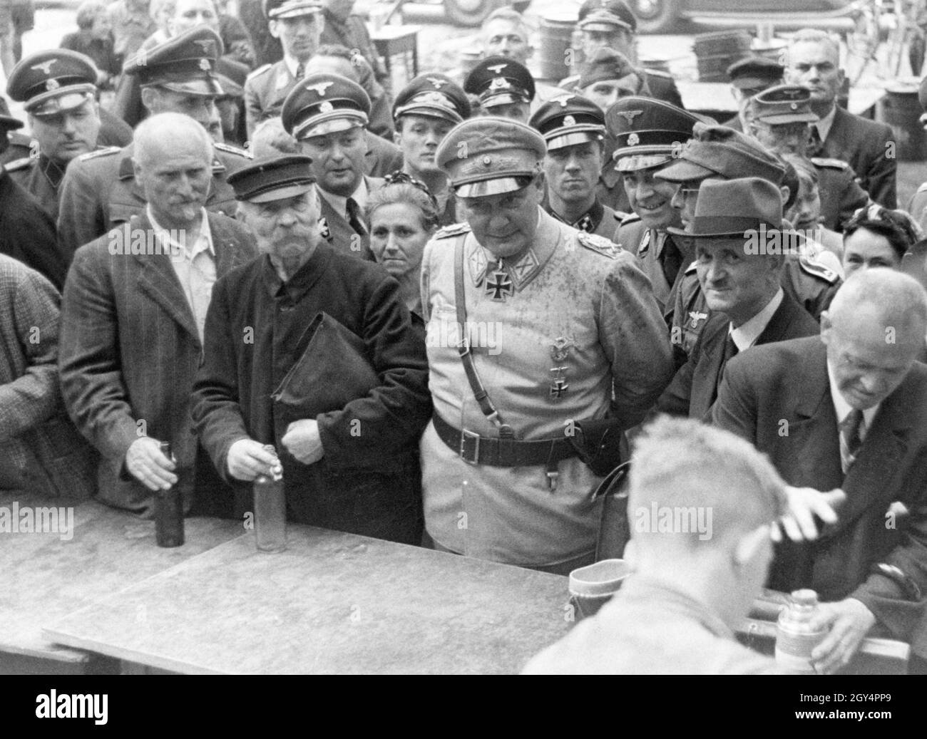 Hermann Göring (center) visited the Hanseatic city of Hamburg in 1943. There he saw for himself the aid measures that were available for the population. On the left behind Göring is Hamburg's Reichsstatthalter, Gauleiter Karl Kaufmann. [automated translation] Stock Photo