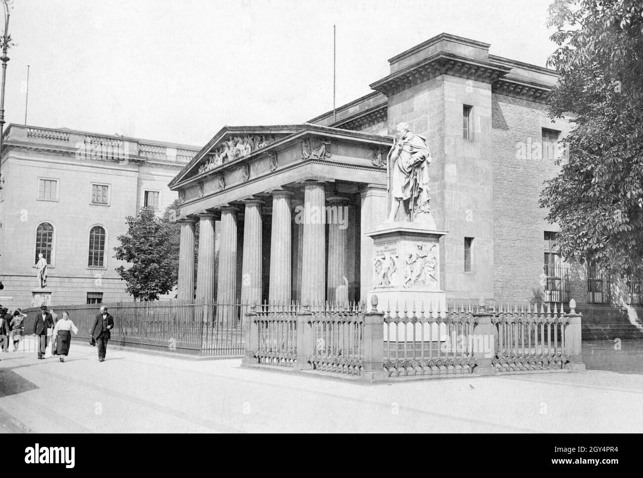 Passers-by walk past the Neue Wache with the Scharnhorst statue in Berlin-Mitte in 1926. The Humboldt University can be seen behind it. [automated translation] Stock Photo