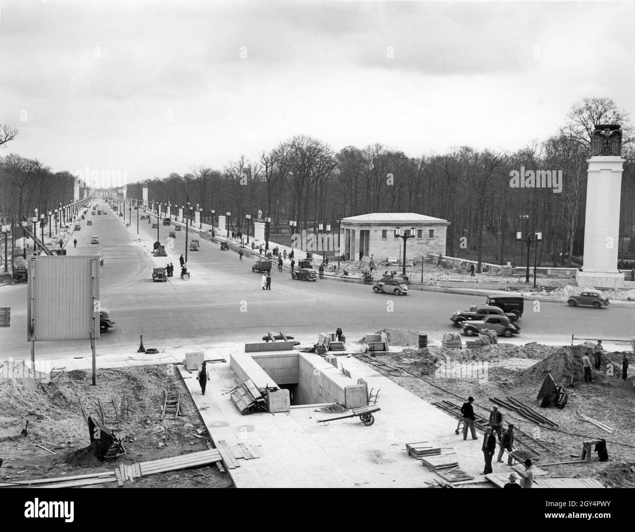 The east-west axis (today: Straße des 17. Juni) in Berlin-Mitte was decorated for Adolf Hitler's birthday parade. In this picture, taken on 15 April 1939 at the base of the Victory Column, the Brandenburg Gate can be seen in the background. [automated translation] Stock Photo