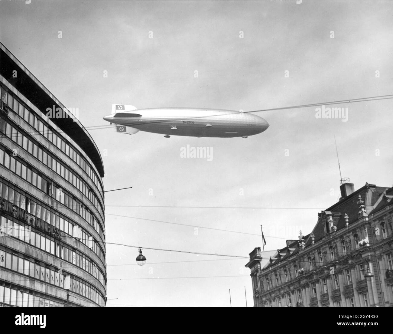 The ""Graf Zeppelin II"" (LZ 130) flew over Potsdamer Platz in Berlin-Mitte  on 14 April 1939. The Columbus House is on the left. [automated  translation] Stock Photo - Alamy