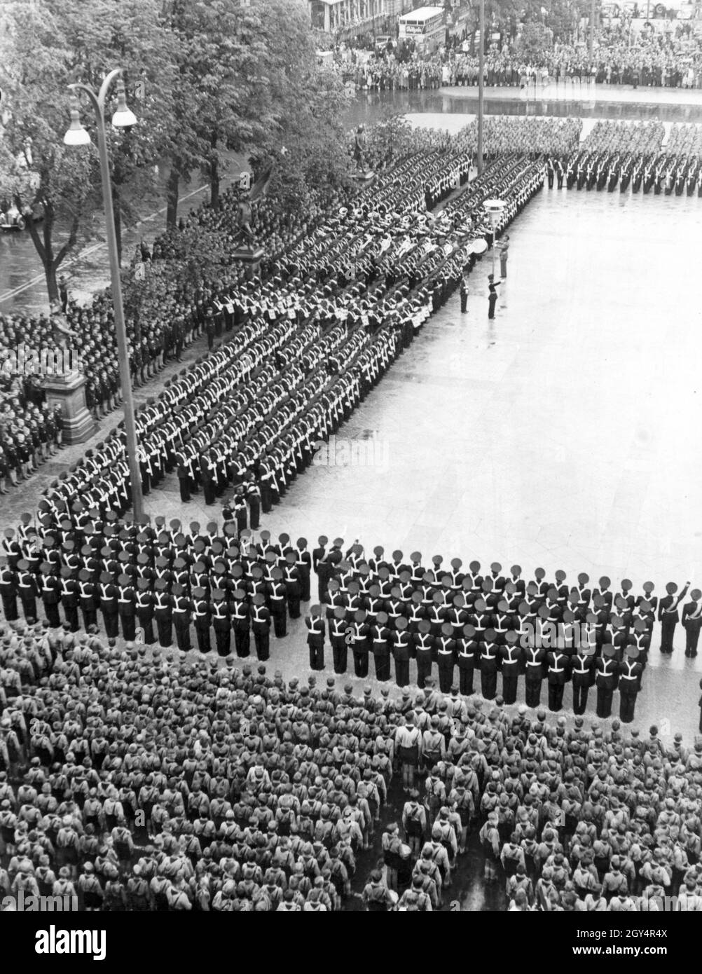 Adolf Hitler received 1200 Italian Young Fascists of the Opera Nazionale Balilla (youth organization of the Italian Fascists) on the Wilhelmplatz in Berlin-Mitte on June 16, 1937. On the picture the band of the young fascists plays the German and the Italian national anthem. Before the parade had moved through the Wilhelmstraße. Around the square are youths of the Hitler Youth. Photograph from the publishing house of Heinrich Hoffmann. [automated translation] Stock Photo