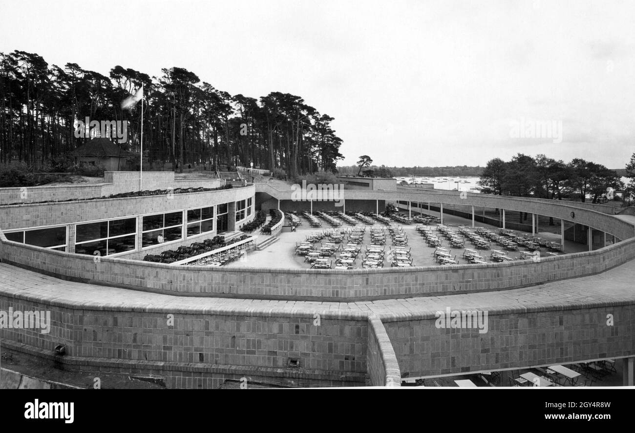 This round building with the restaurant was the central part of the lido Wannsee near Berlin, which was newly opened in 1930. [automated translation] Stock Photo