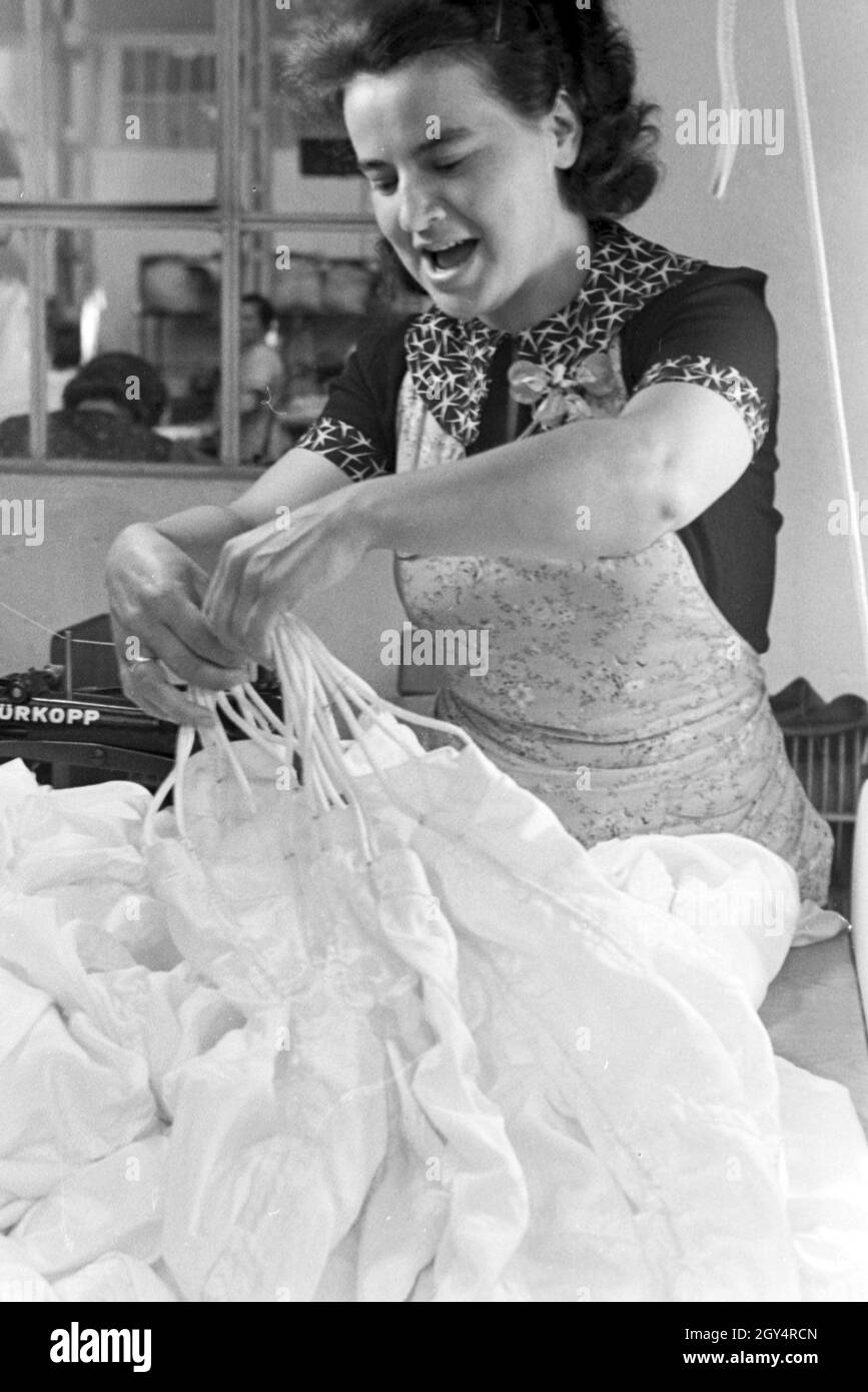 Eine Arbeiterin in einer Fallschirm Näherei; Deutschland 1940er Jahre