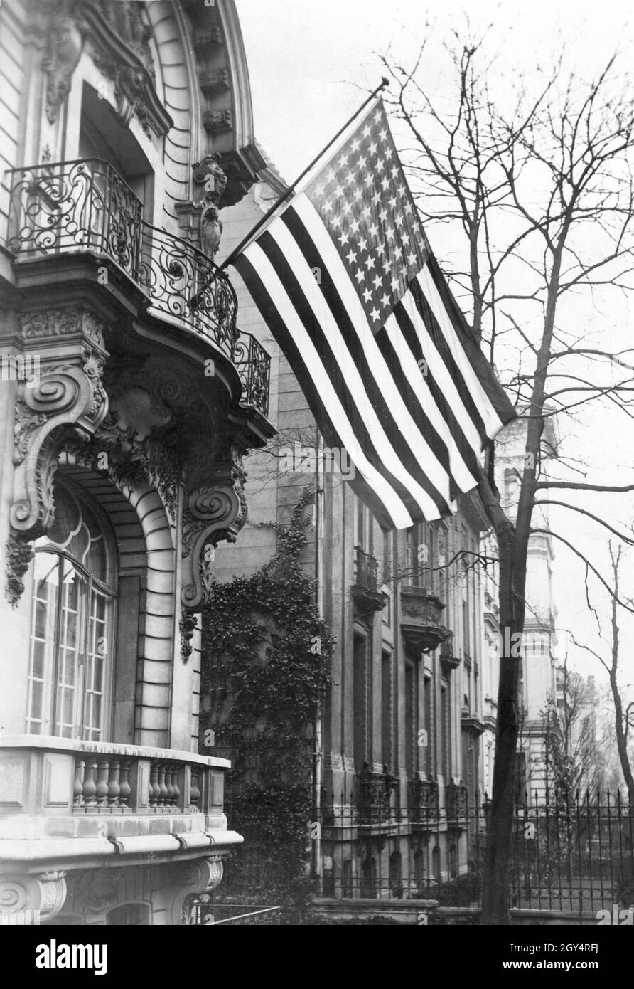 A large U.S. flag hangs from the balcony of the American Consulate at Bellevuestraße 8 in Berlin-Mitte in 1932. [automated translation] Stock Photo