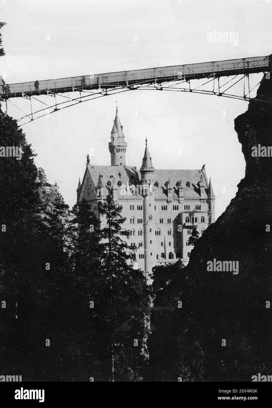 Pedestrians looking at Neuschwanstein Castle from the Marienbrücke. The undated photo was probably taken around 1890 in the Pöllat Gorge. [automated translation] Stock Photo