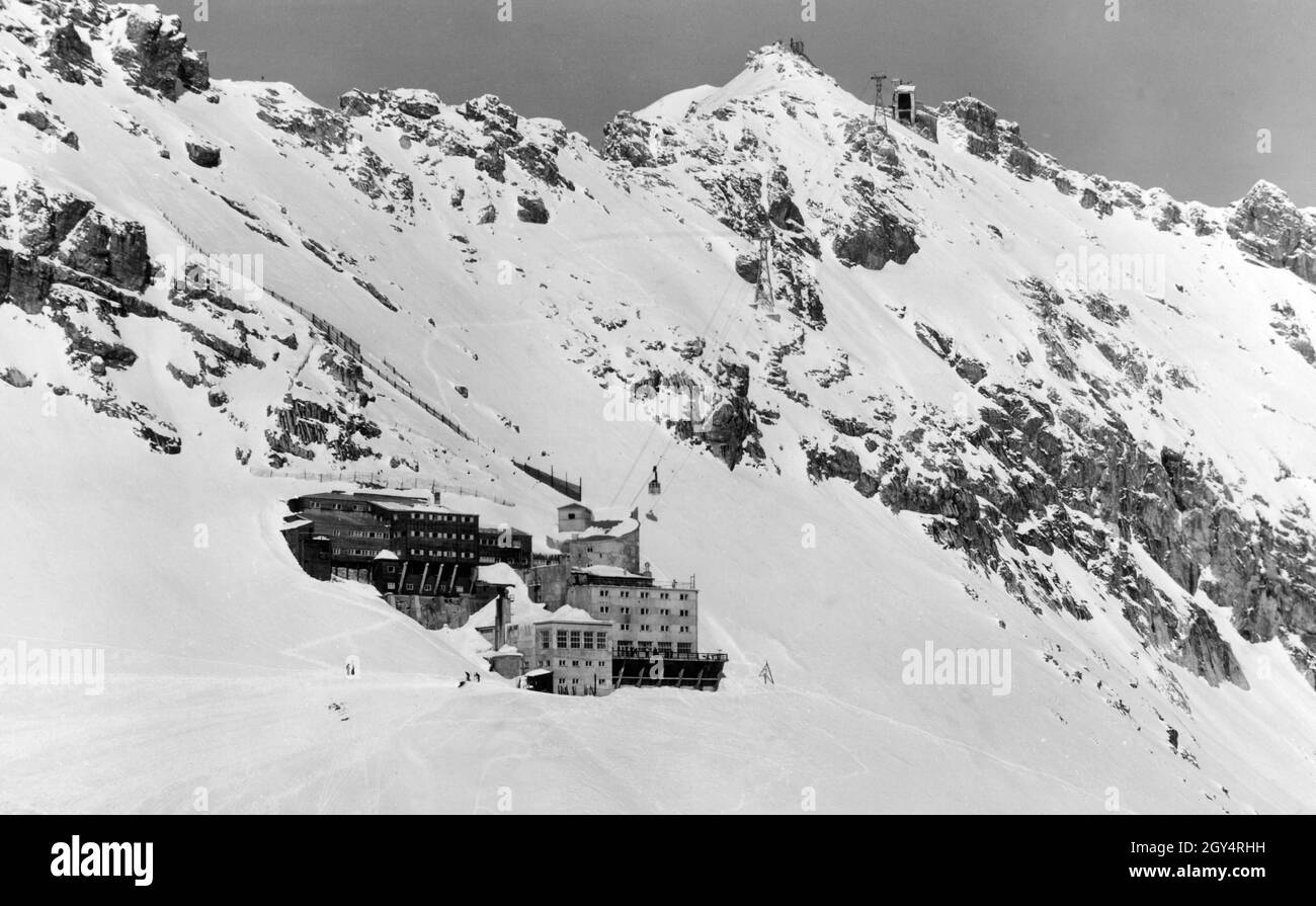 The photo shows the Schneefernerhaus below the Zugspitze summit, which was opened in 1931. At that time it served as a hotel and mountain station of the Zugspitzbahn. A cable car leads to the summit (right), to the left is the Münchner Haus. Undated photo, taken around 1935. [automated translation] Stock Photo