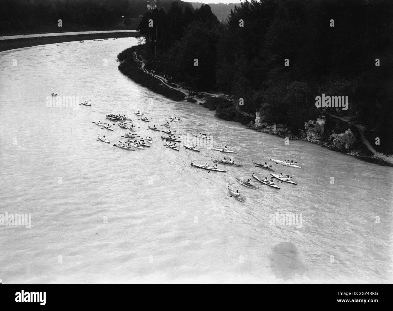 Several groups of one-seaters and two-seaters paddle on the Isar from Bad Tölz to Thalkirchen. This marked the opening of the canoeing season by the Munich paddlers' associations on Sunday, May 8, 1927. [automated translation] Stock Photo