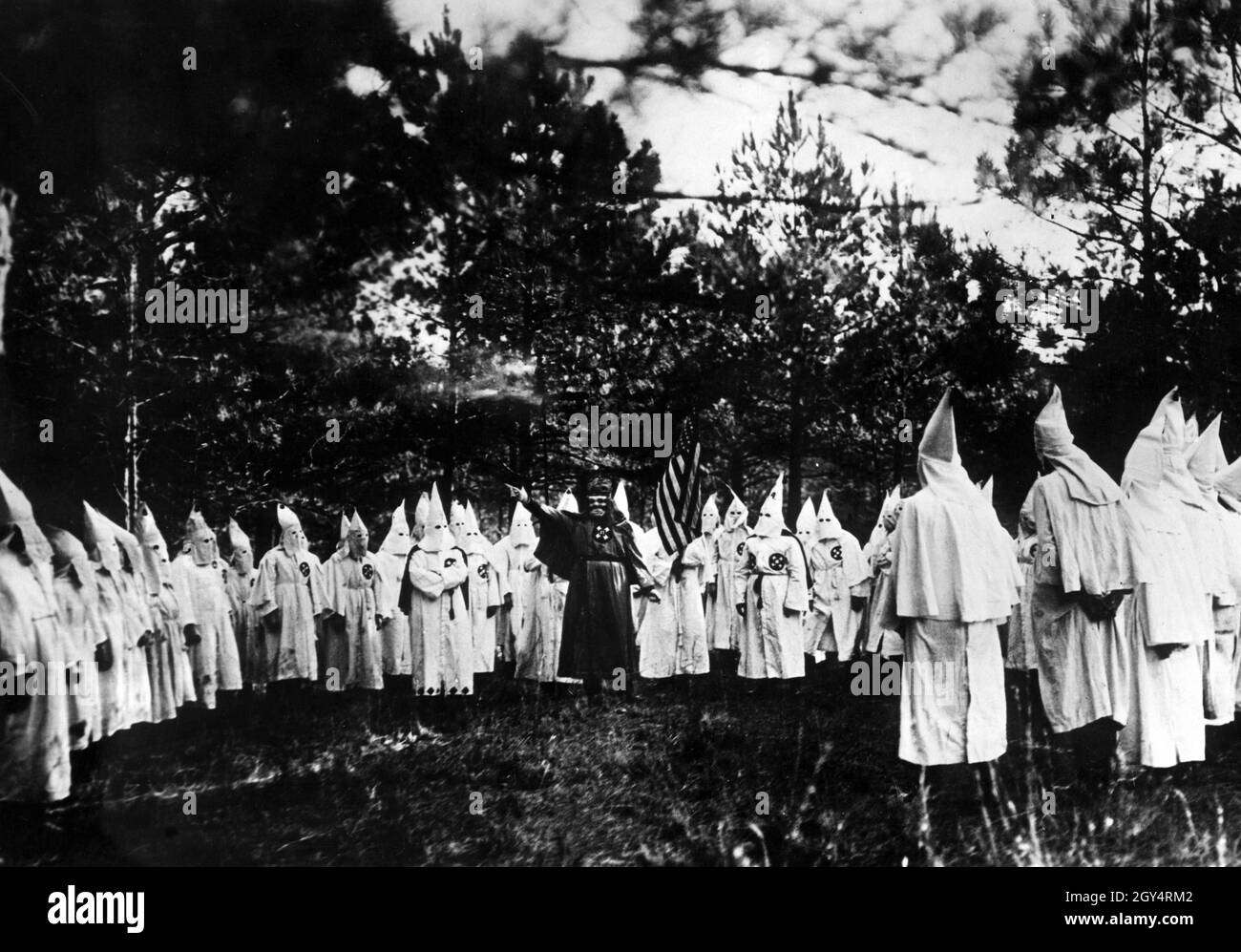 The Grand Warlock (center), the highest position in the Ku Klux Klan, at a meeting in the United States. (undated recording) [automated translation] Stock Photo