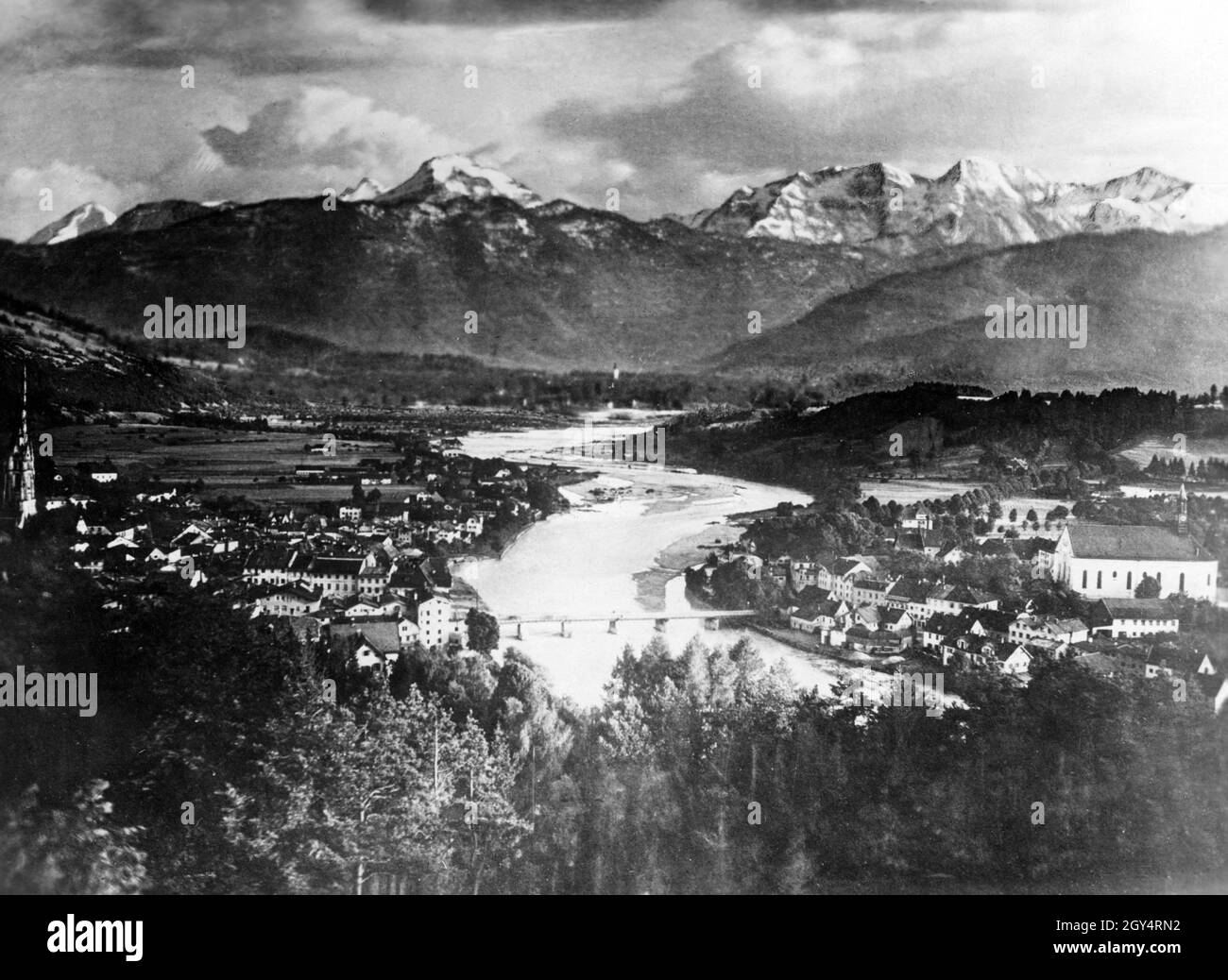 The photo from 1929 shows the view from the Kalvarienberg to Bad Tölz, the Isar and the Isarwinkel. On the left you can see the church tower of the Assumption of the Virgin Mary, on the right the Franciscan church. The mountain peaks in the background (from left to right): Juifen, Demeljoch, Dürrnbergjoch, Dürrnberg. [automated translation] Stock Photo