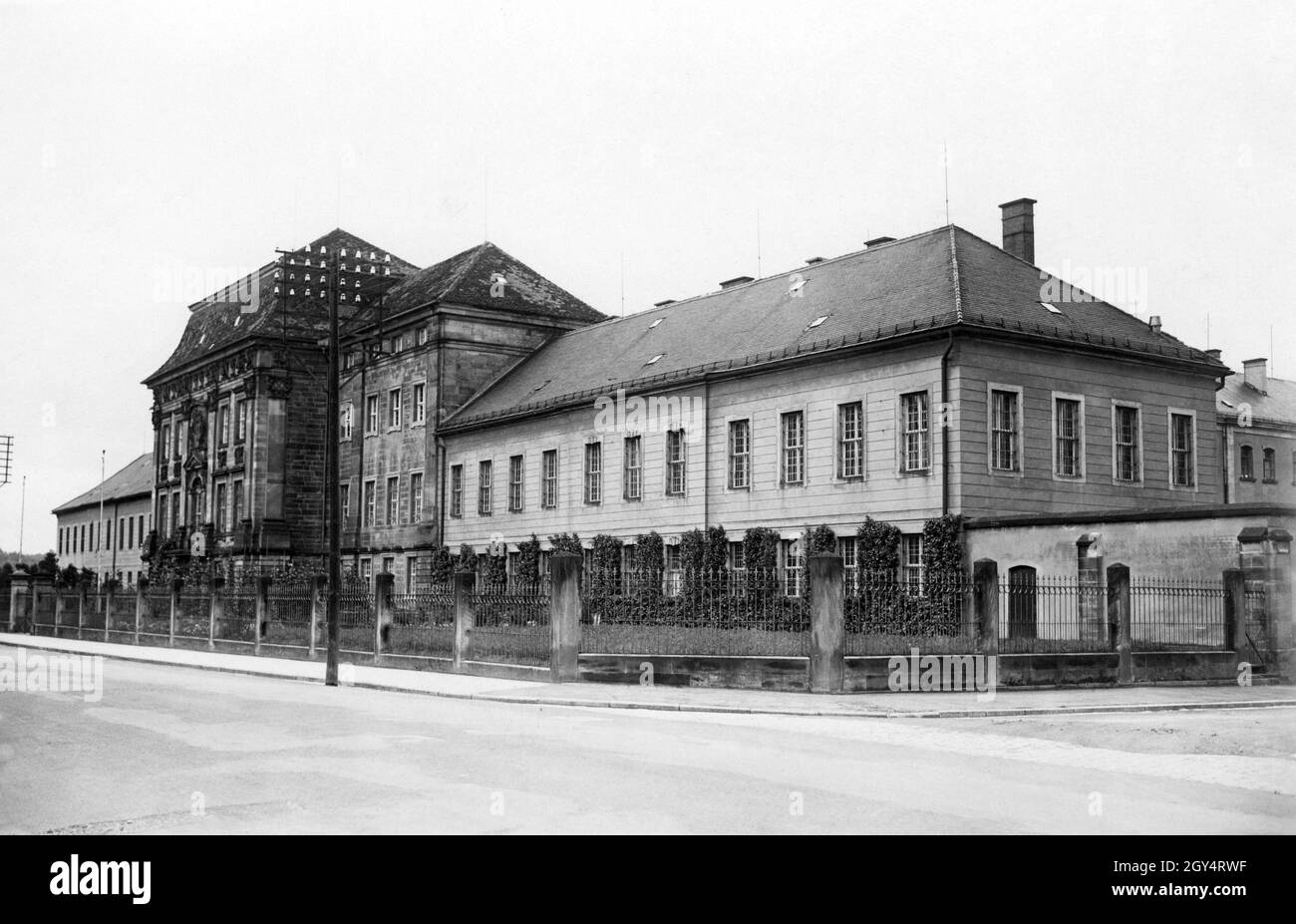 'The photograph from 1930 shows the St. Georgen prison (then euphemistically called ''workhouse'') of Bayreuth. Part of the prison in Brendecker Straße can be seen, which consisted of the Order Castle St. Georgen including annexes. The Order Castle was the former chapter house of the Order of the Red Eagle [automated translation]' Stock Photo
