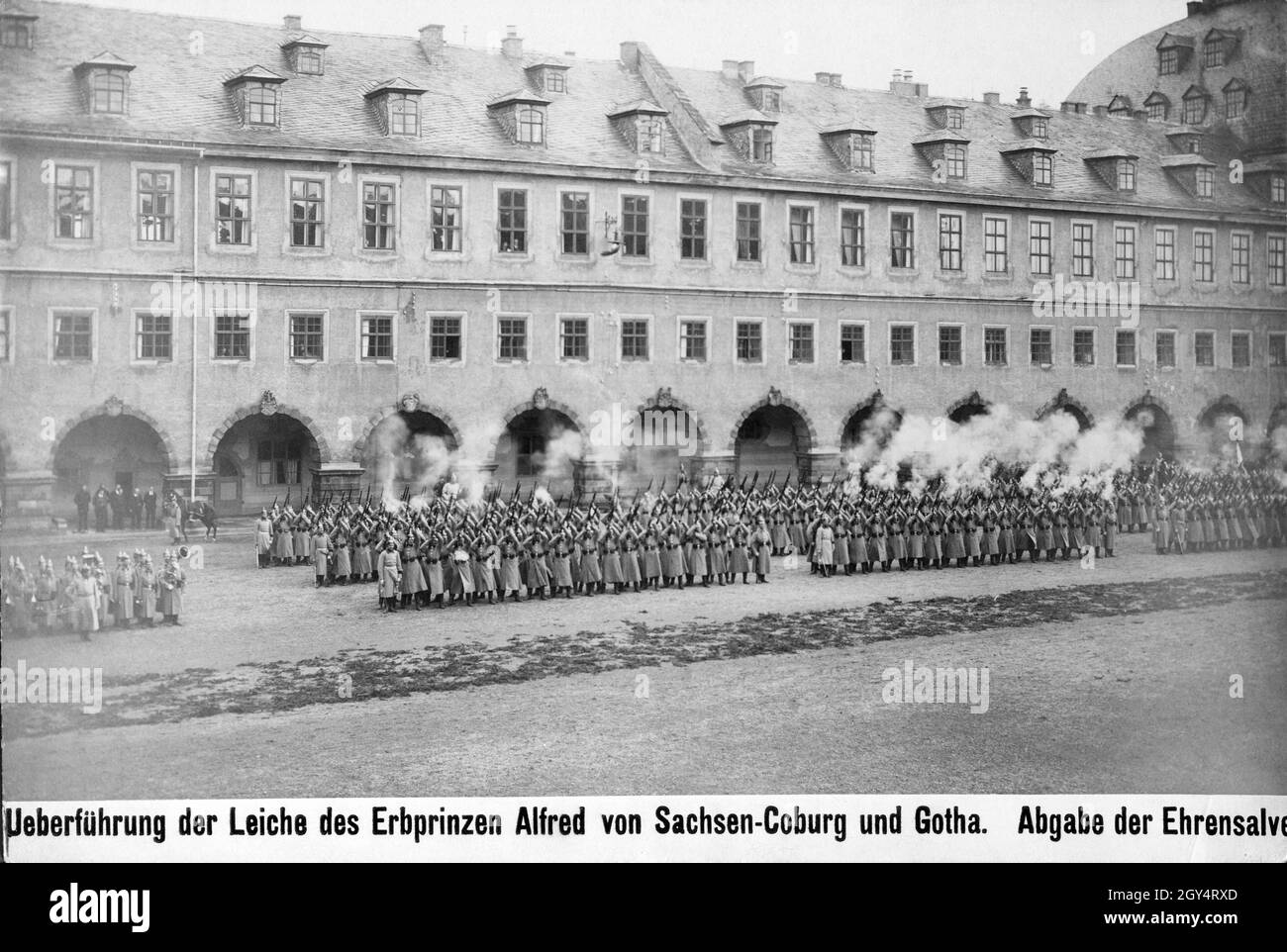 The coffin of Hereditary Prince Alfred of Saxe-Coburg and Gotha was transferred from Friedenstein Palace in Gotha to the Palace Church in February 1899. The prince had died as a result of a suicide attempt in Meran on 6 February 1899. Soldiers stand in the inner courtyard of Friedenstein Palace and fire salutes of honour. [automated translation] Stock Photo