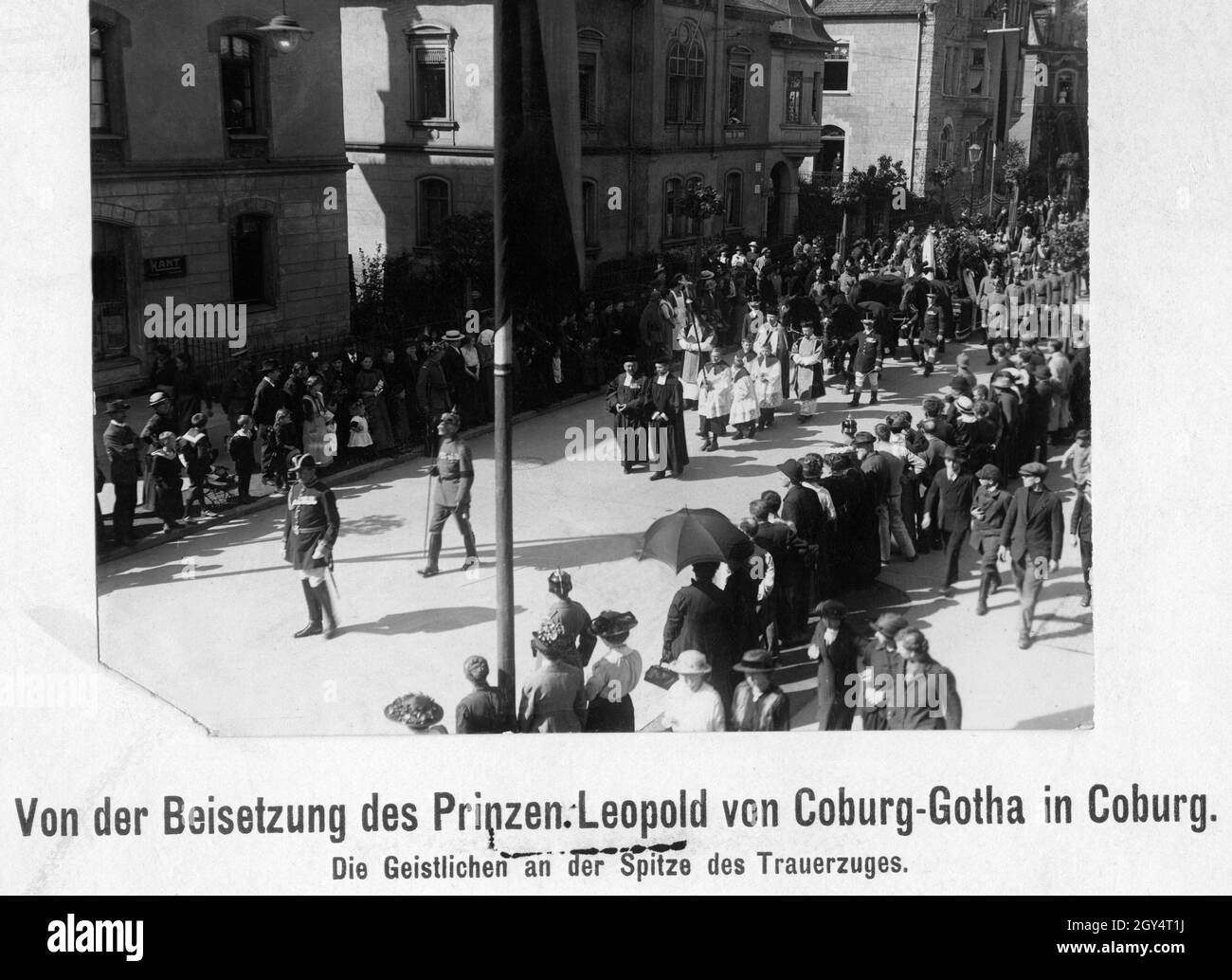 Clergymen walk through Coburg at the head of the funeral procession for the burial of Prince Leopold Clemens of Saxe-Coburg and Gotha in the spring of 1916. The prince had died in Vienna on 27 April 1916 and was buried in the Kohary crypt of the Church of St. Augustine in Coburg. In the picture the procession is just moving through Bahnhofstrasse east of the Itz Bridge. The middle-class townhouses No. 11 (left) to No. 17 (right, Villa Leheis) can be seen. [automated translation] Stock Photo