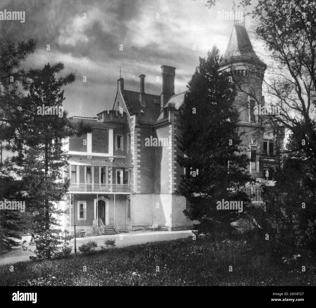 The former King of Bulgaria, Ferdinand I, lived in this villa near the Hofgarten in Coburg, among other places, during his period of exile. It is presumably the house at No. 4 Festungsstraße. Photograph taken by court photographer Hans Dänzer in 1931. [automated translation] Stock Photo