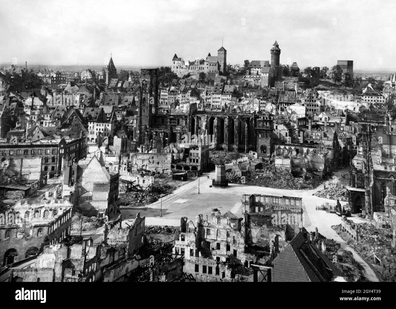 The inner city of Nuremberg was a sight of complete destruction in the summer of 1945 shortly after the end of the war. You can see the part of the old town north of the Pegnitz River, from the main market square to the church of St. Sebald and the castle. [automated translation] Stock Photo