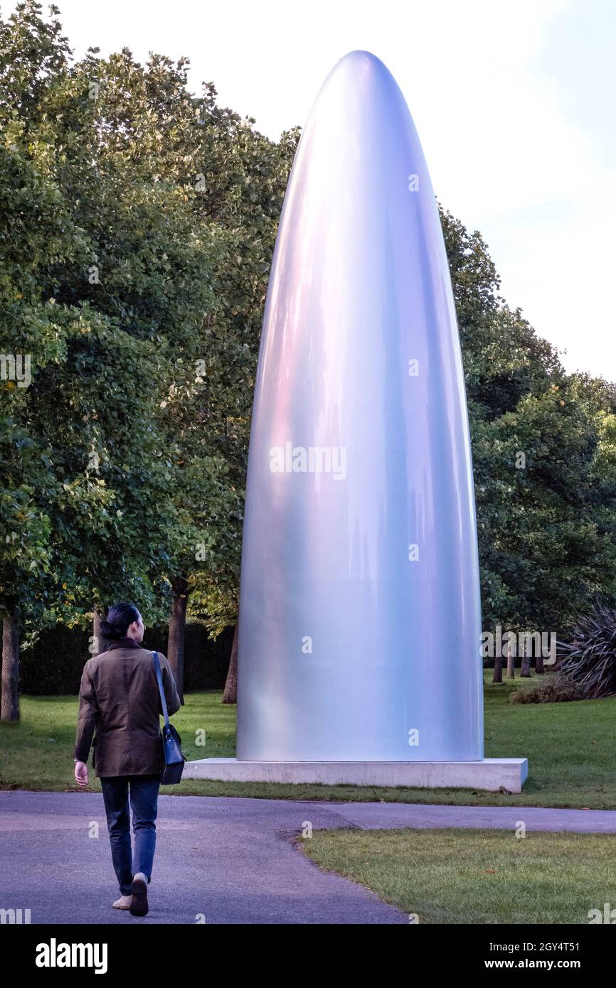 'Quantum Shift' by Gisela Colon at the Frieze Art fair sculpture display in Regents Park London 2021 Stock Photo