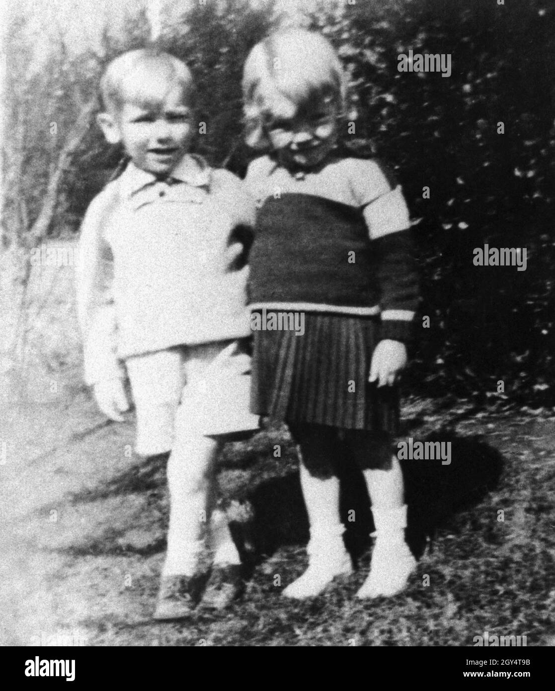 American actress Marilyn Monroe (right) in her childhood. [automated  translation] Stock Photo - Alamy