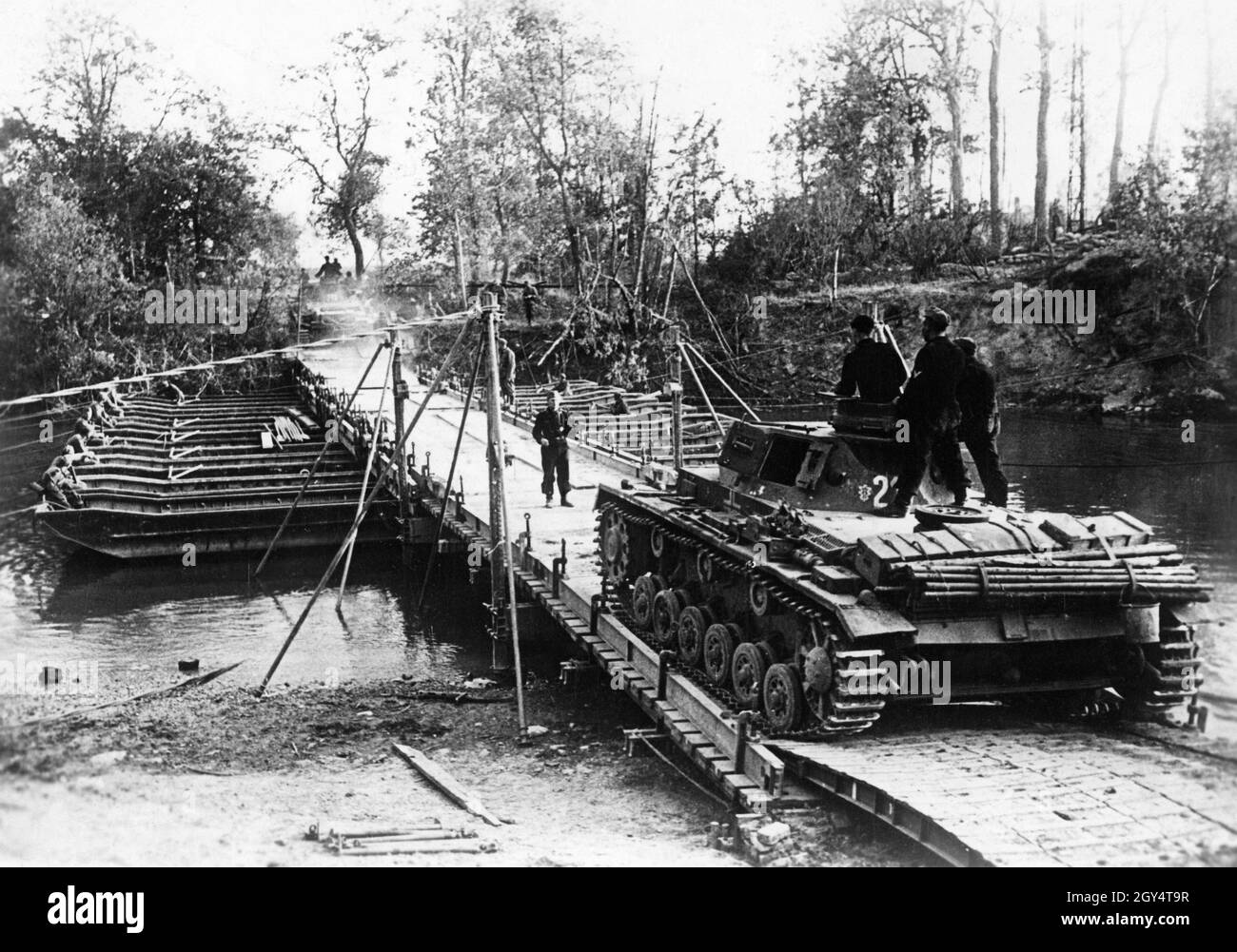 French campaign in the Second World War: German armoured cars on an engineer bridge crossing the Aisne at Chateau-Porcien. [automated translation] Stock Photo