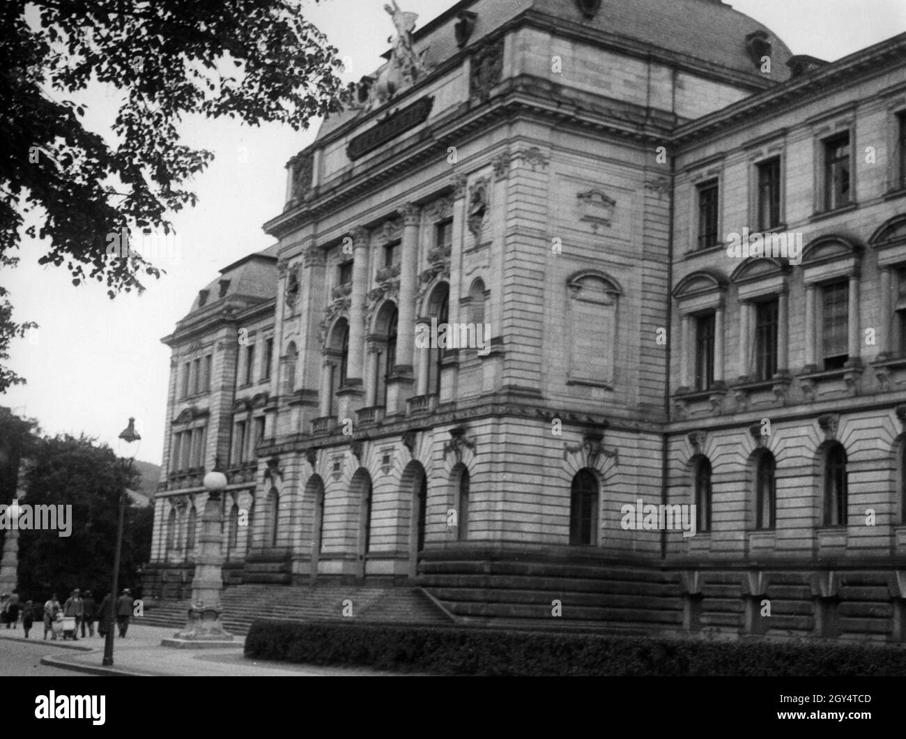 The New University (or Sanderuni) is the main building of the  Julius-Maximilians-University at the Sanderring in Würzburg. The photograph  dates from the year 1935. [automated translation] Stock Photo - Alamy
