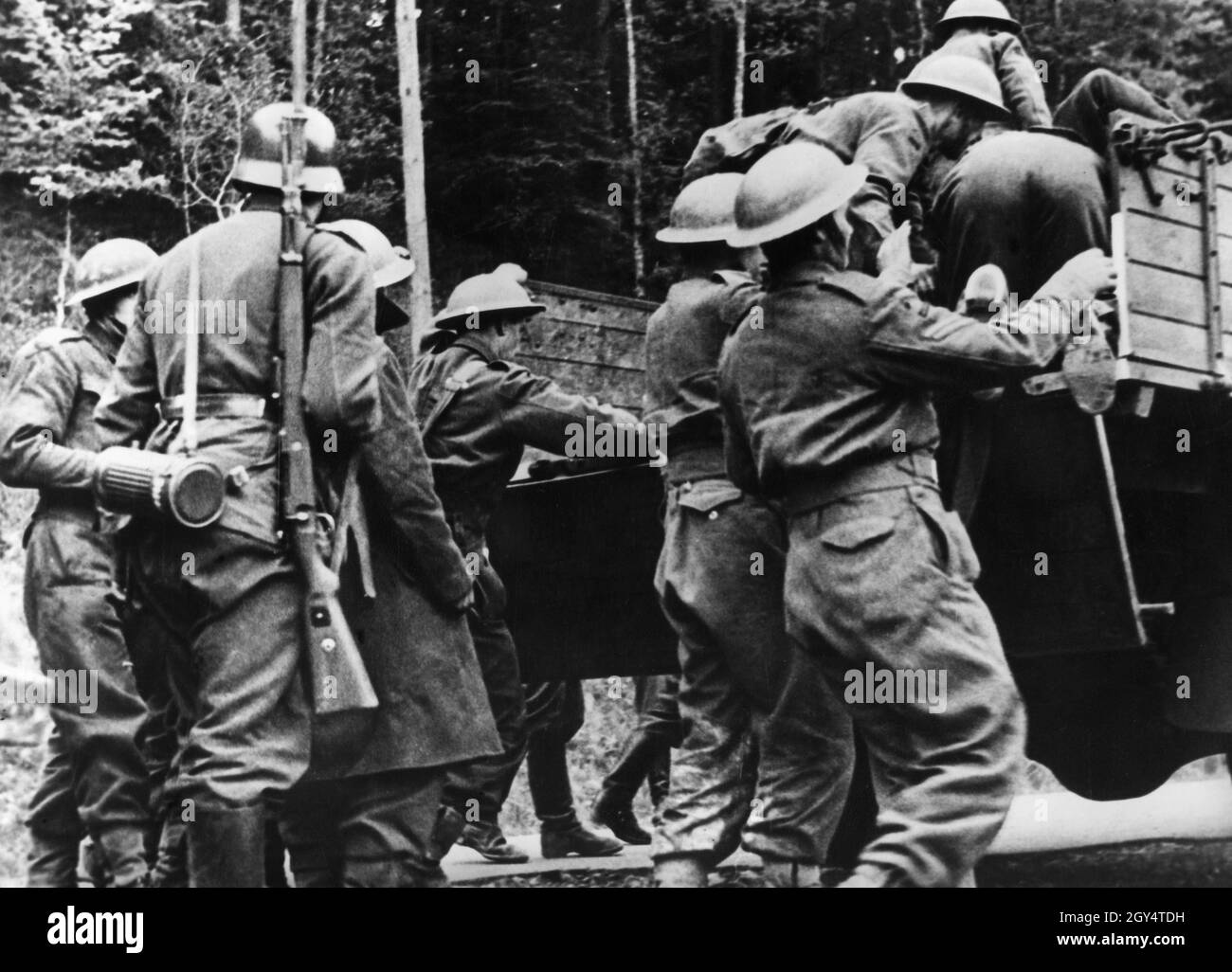 Captured British soldiers (Gordon Highlanders) are taken away by lorry near Merzig near the German-French border, guarded by Wehrmacht soldiers. [automated translation] Stock Photo