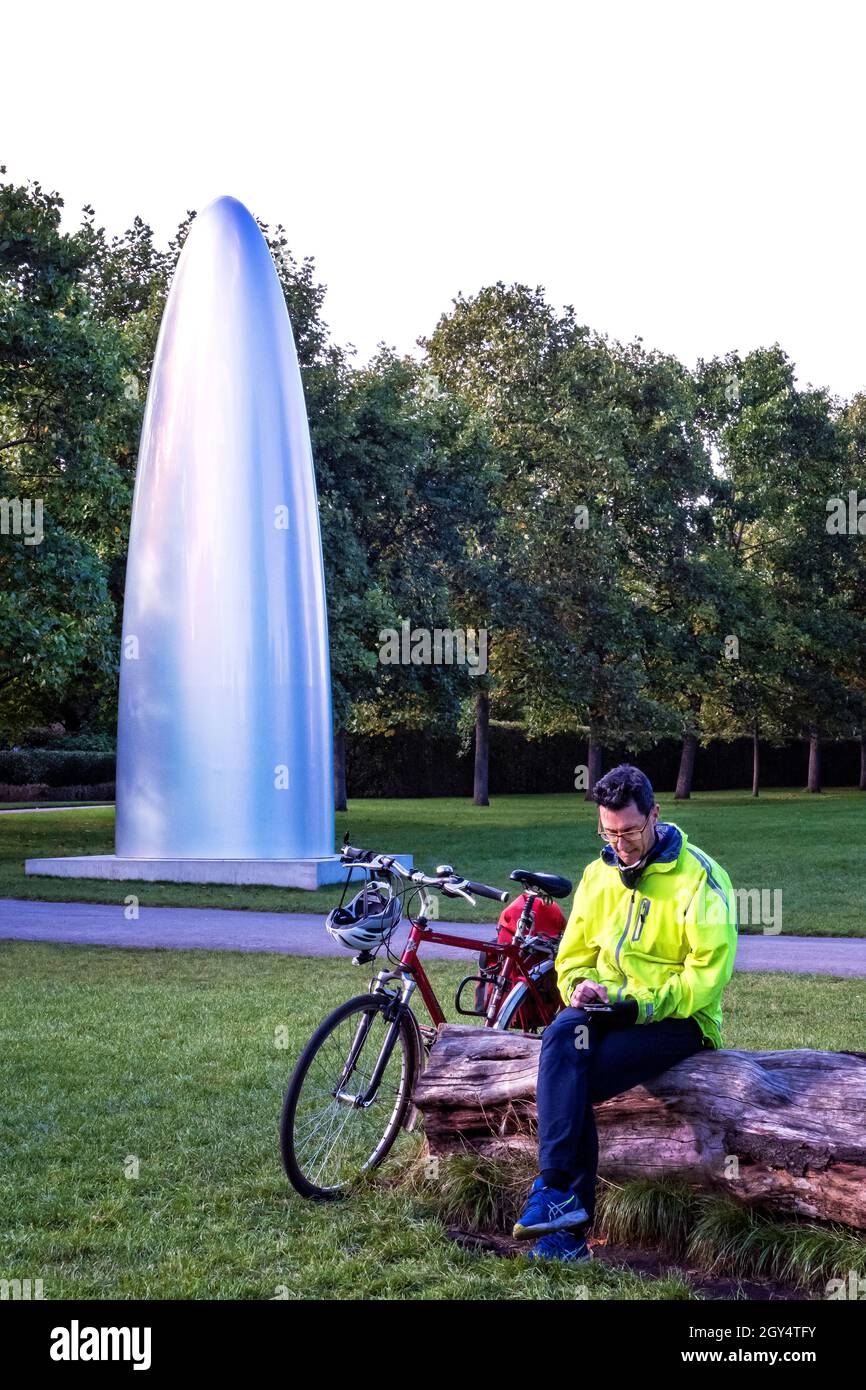 'Quantum Shift' by Gisela Colon at the Frieze Art fair sculpture display in Regents Park London 2021 Stock Photo