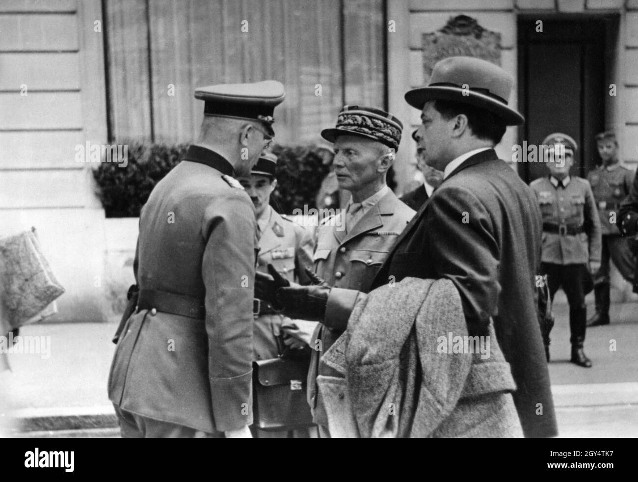 Second World War, Franco-German Armistice Commission: General Charles Huntziger (centre), Chairman of the French Armistice Delegation, talking to a German officer in Paris. [automated translation] Stock Photo
